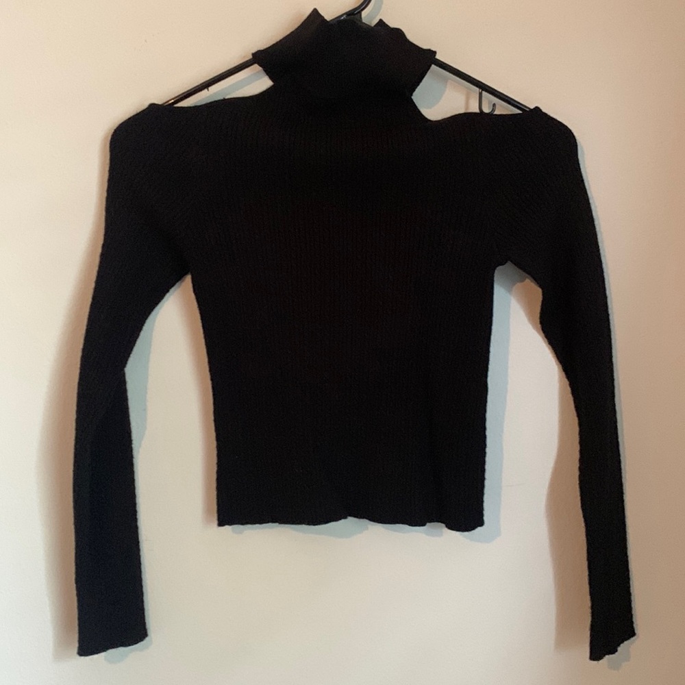 Fitted, shoulder cut out turtle neck